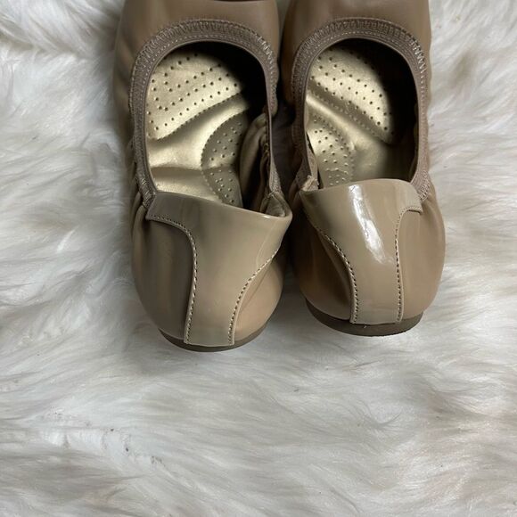 Dexflex Comfort synthetic leather beige and patent slip on flats size 7 - Picture 9 of 10